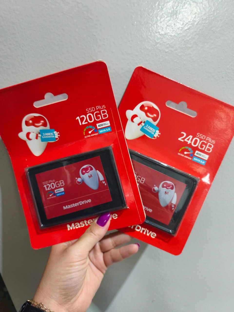 SSDs MasterDrive de 120 GB e 240 GB